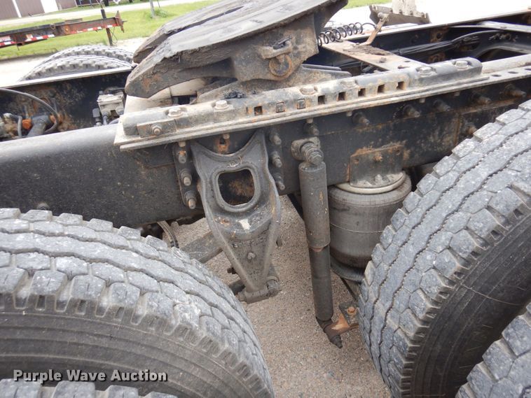 image for item MF9608 2001 International 9200i  semi truck