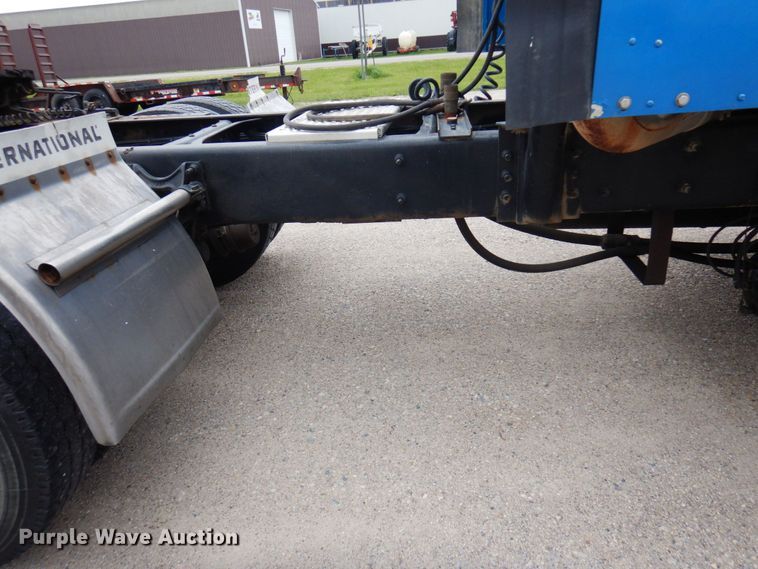 image for item MF9608 2001 International 9200i  semi truck