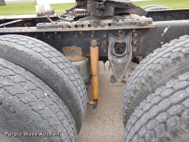 image for item MF9608 2001 International 9200i  semi truck