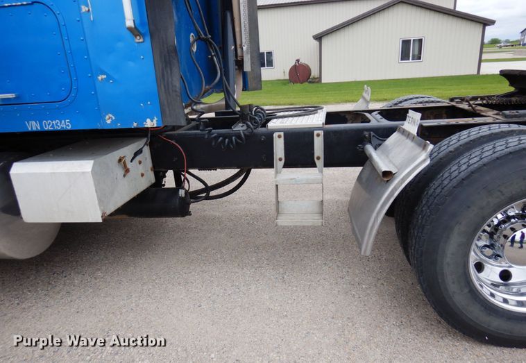 image for item MF9608 2001 International 9200i  semi truck