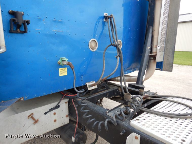 image for item MF9608 2001 International 9200i  semi truck