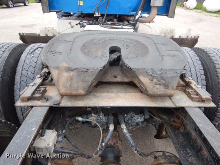 image for item MF9608 2001 International 9200i  semi truck