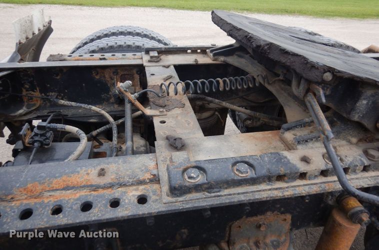 image for item MF9608 2001 International 9200i  semi truck