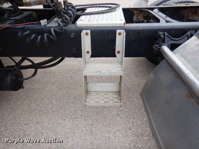 image for item MF9608 2001 International 9200i  semi truck