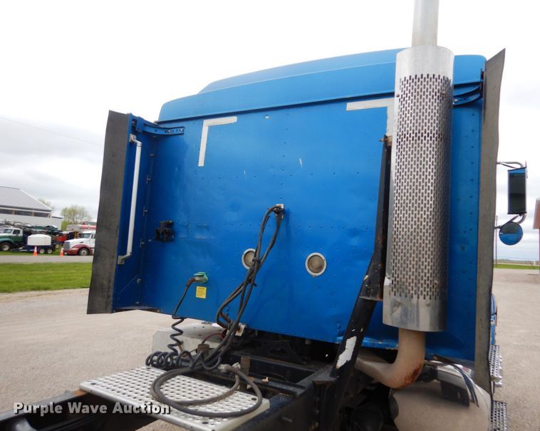 image for item MF9608 2001 International 9200i  semi truck