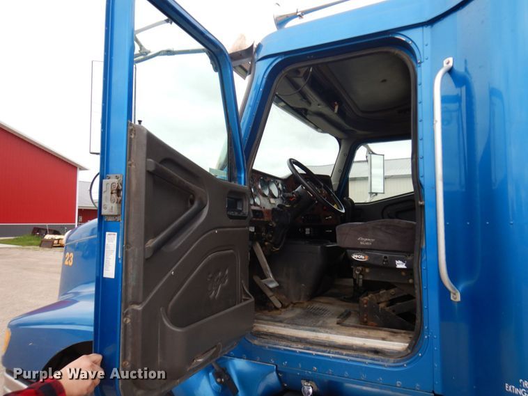 image for item MF9608 2001 International 9200i  semi truck