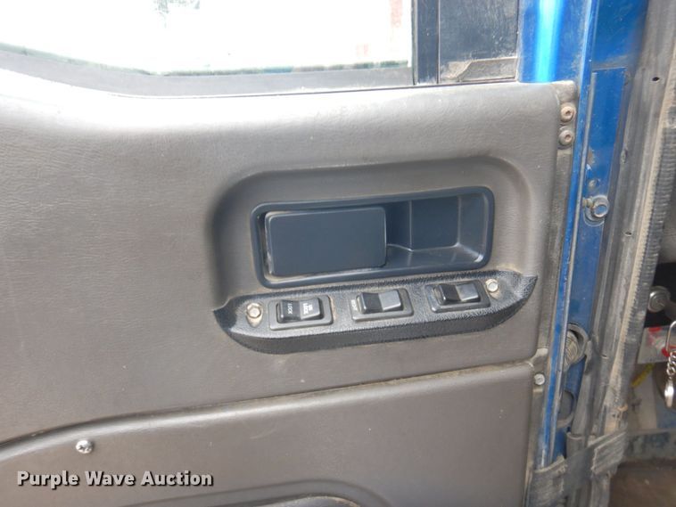 image for item MF9608 2001 International 9200i  semi truck