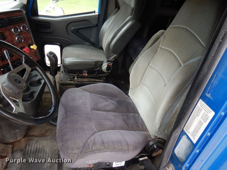 image for item MF9608 2001 International 9200i  semi truck