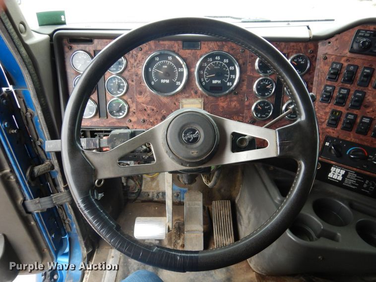 image for item MF9608 2001 International 9200i  semi truck