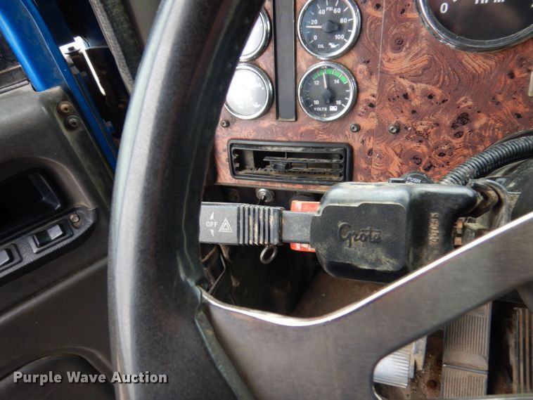 image for item MF9608 2001 International 9200i  semi truck