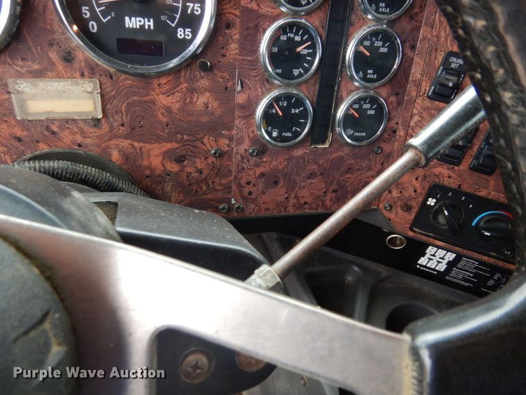 image for item MF9608 2001 International 9200i  semi truck