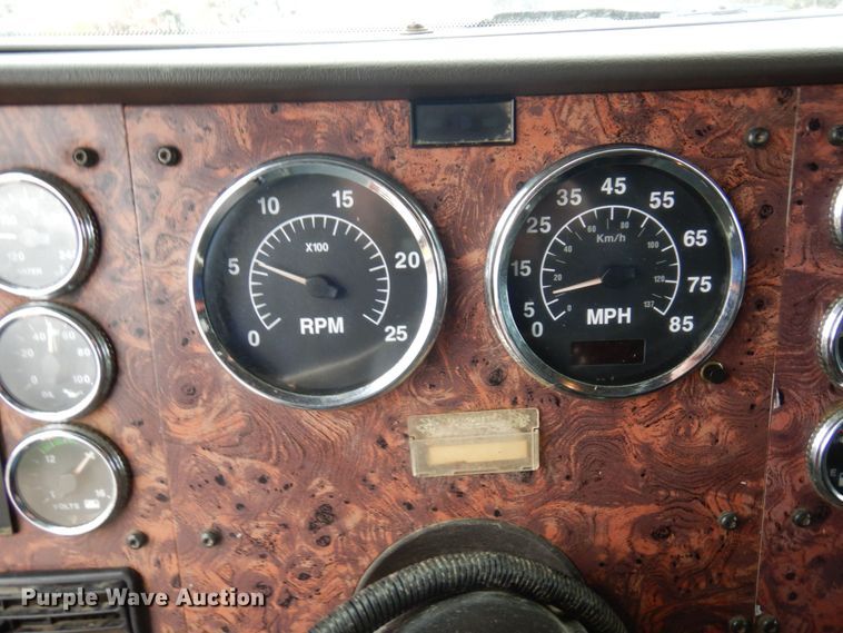 image for item MF9608 2001 International 9200i  semi truck