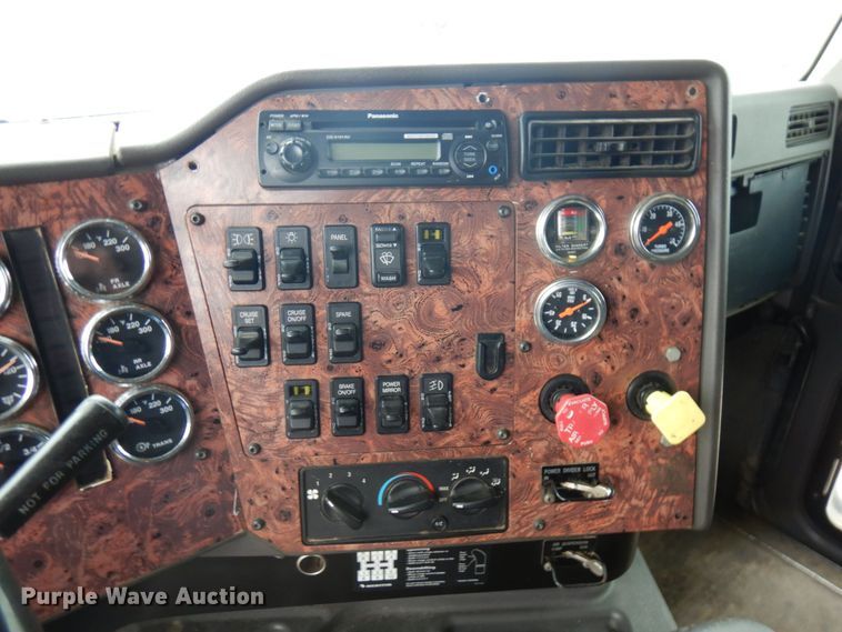 image for item MF9608 2001 International 9200i  semi truck