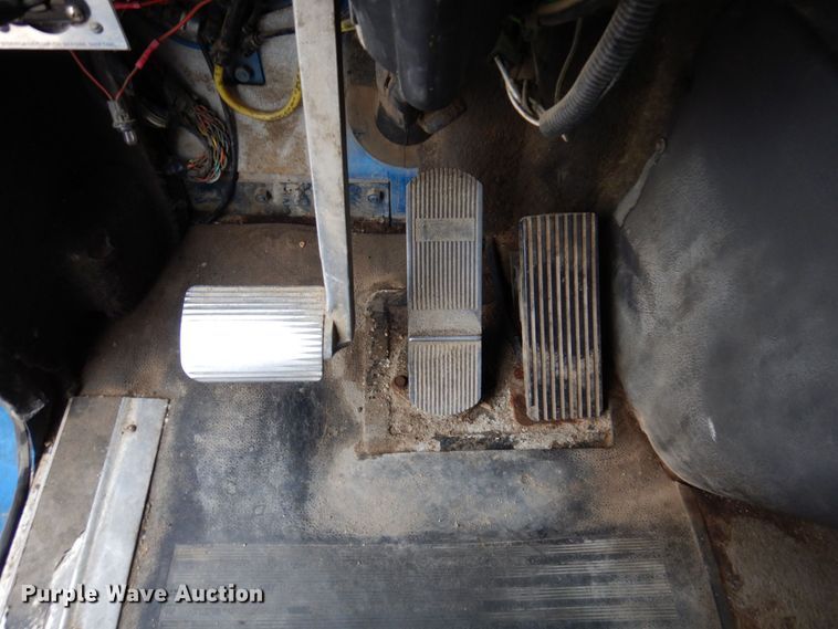 image for item MF9608 2001 International 9200i  semi truck