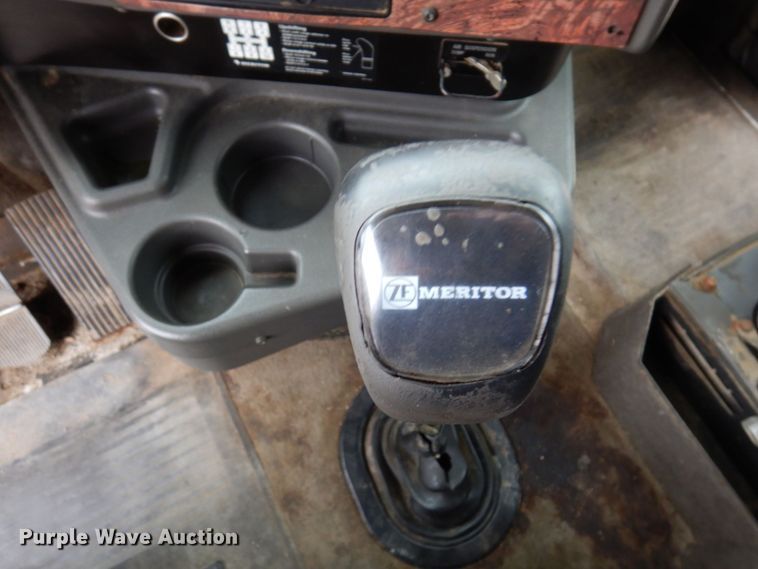 image for item MF9608 2001 International 9200i  semi truck