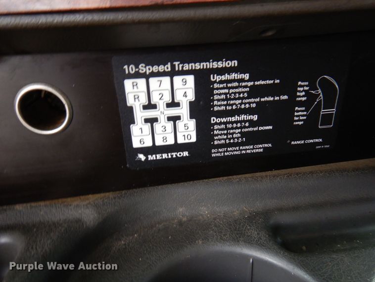 image for item MF9608 2001 International 9200i  semi truck