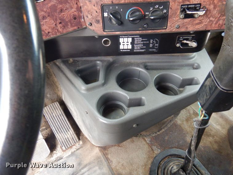 image for item MF9608 2001 International 9200i  semi truck