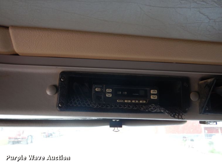 image for item MF9608 2001 International 9200i  semi truck