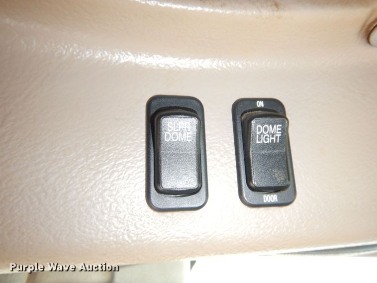 image for item MF9608 2001 International 9200i  semi truck