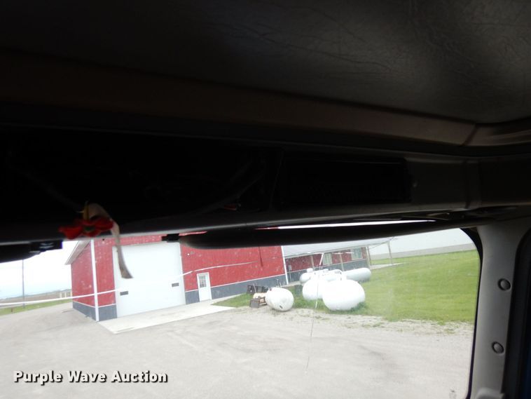 image for item MF9608 2001 International 9200i  semi truck