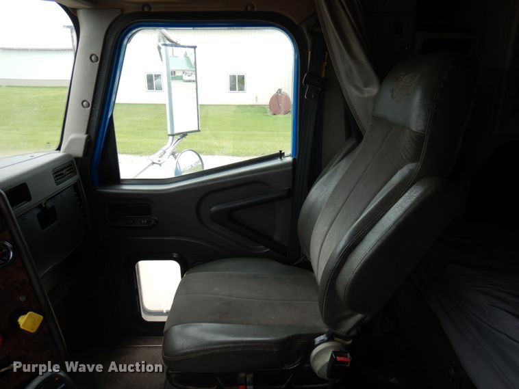 image for item MF9608 2001 International 9200i  semi truck