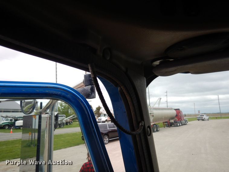 image for item MF9608 2001 International 9200i  semi truck