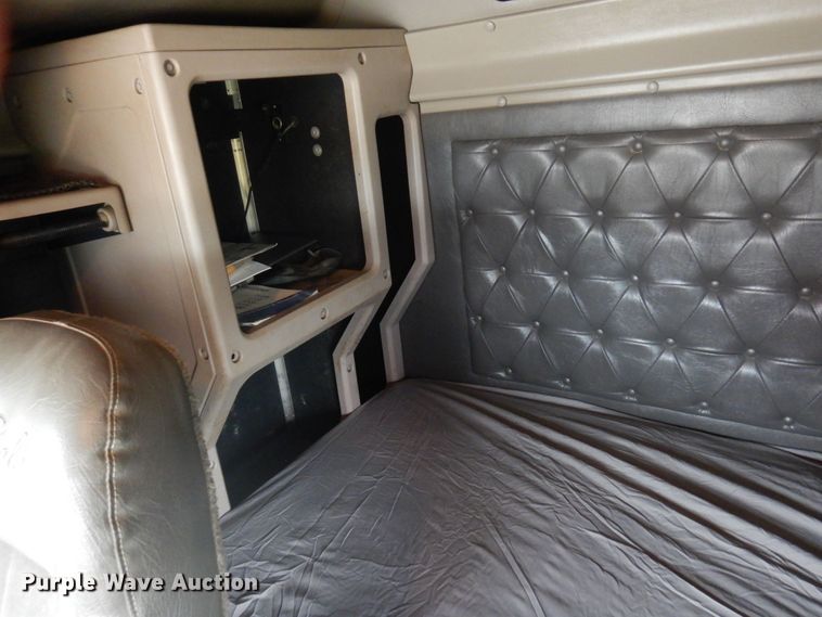 image for item MF9608 2001 International 9200i  semi truck