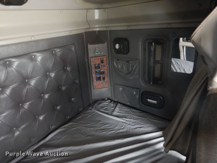 image for item MF9608 2001 International 9200i  semi truck