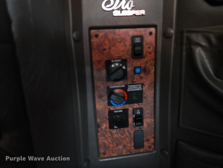 image for item MF9608 2001 International 9200i  semi truck