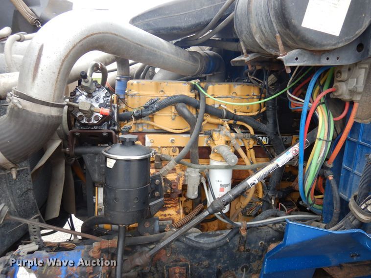 image for item MF9608 2001 International 9200i  semi truck