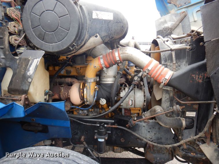 image for item MF9608 2001 International 9200i  semi truck