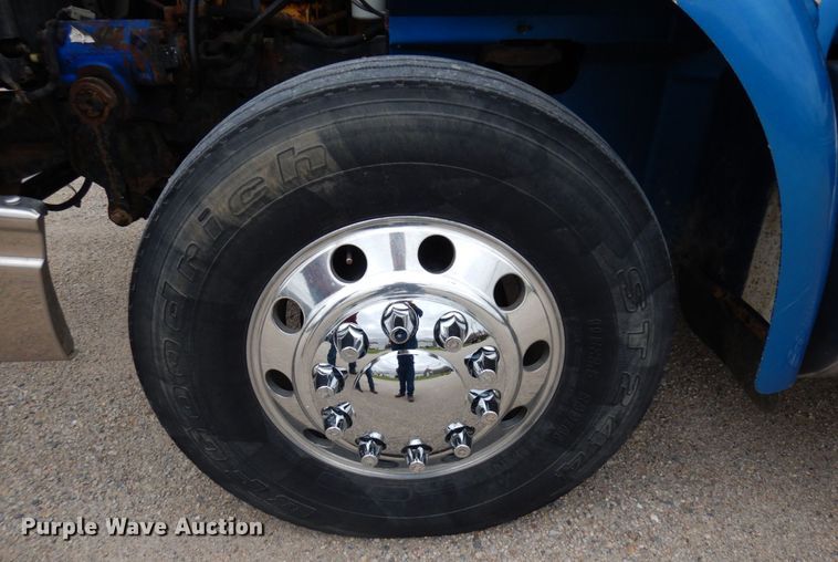 image for item MF9608 2001 International 9200i  semi truck