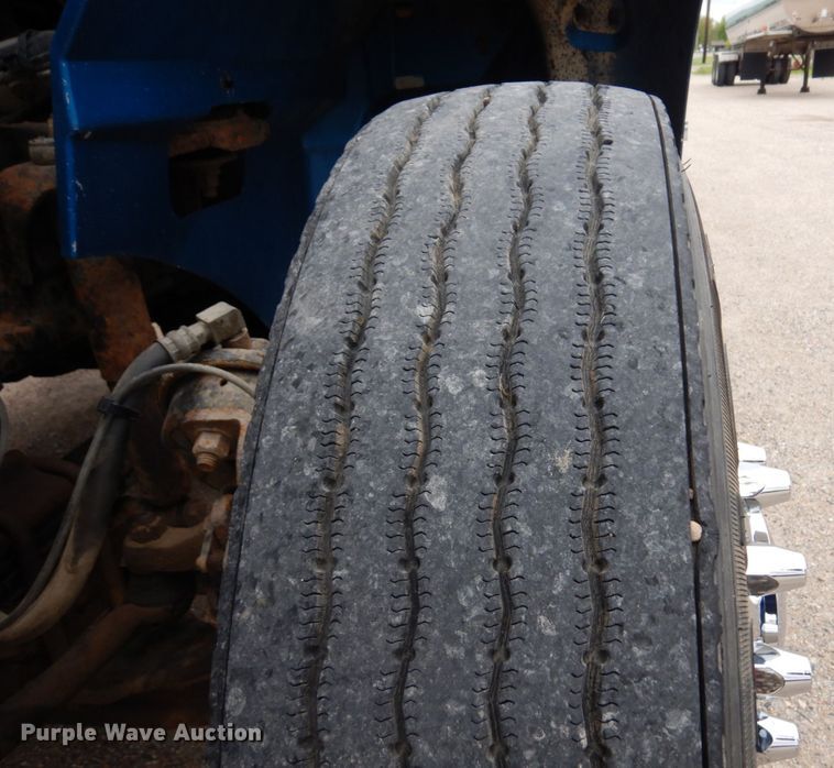 image for item MF9608 2001 International 9200i  semi truck