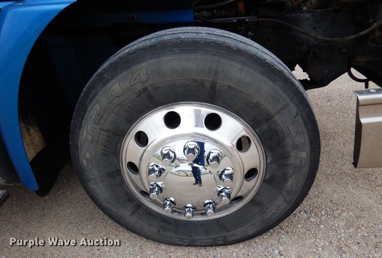 image for item MF9608 2001 International 9200i  semi truck