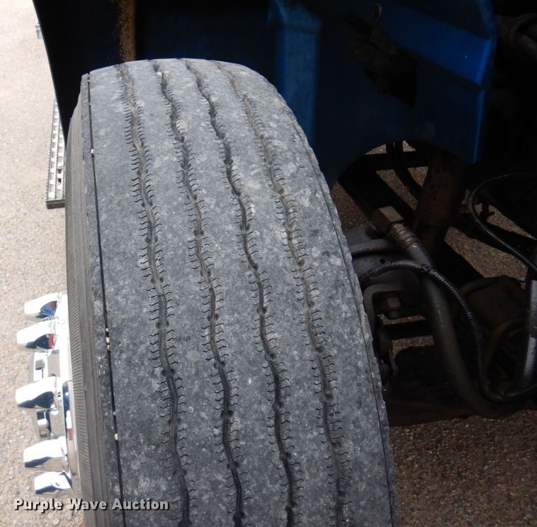 image for item MF9608 2001 International 9200i  semi truck