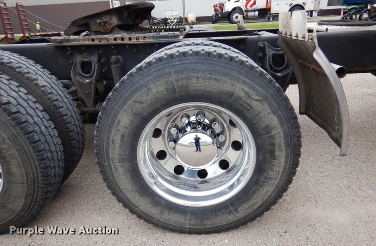 image for item MF9608 2001 International 9200i  semi truck