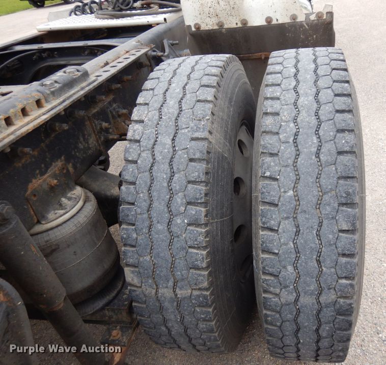 image for item MF9608 2001 International 9200i  semi truck