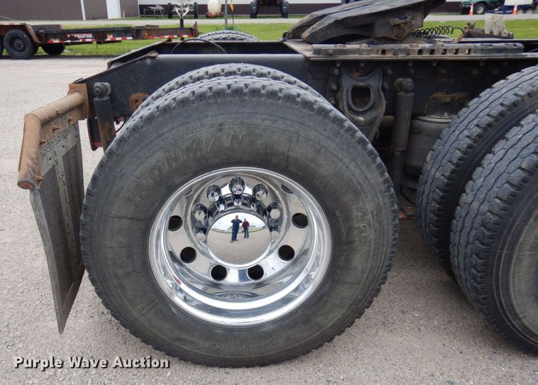 image for item MF9608 2001 International 9200i  semi truck