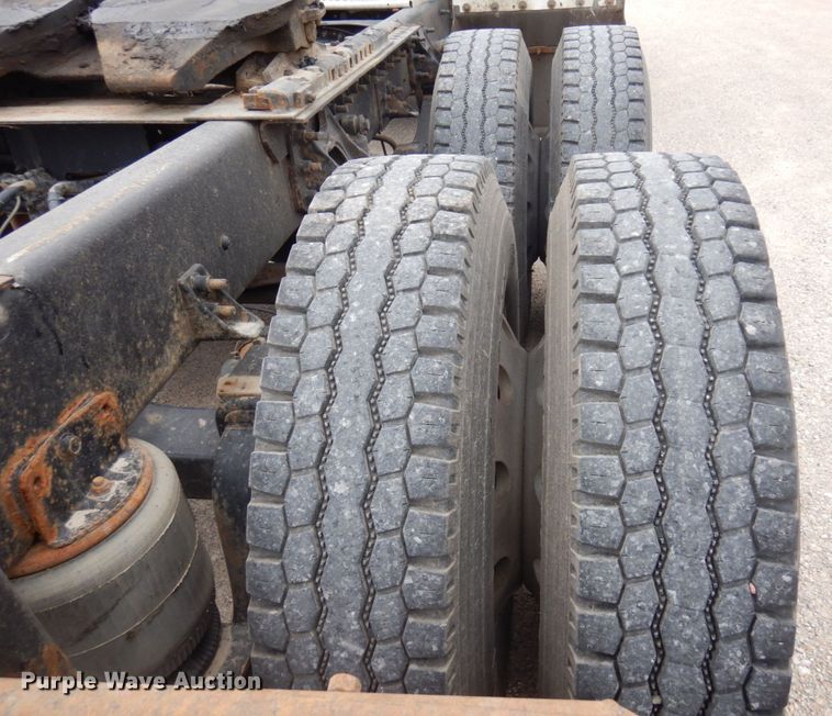 image for item MF9608 2001 International 9200i  semi truck