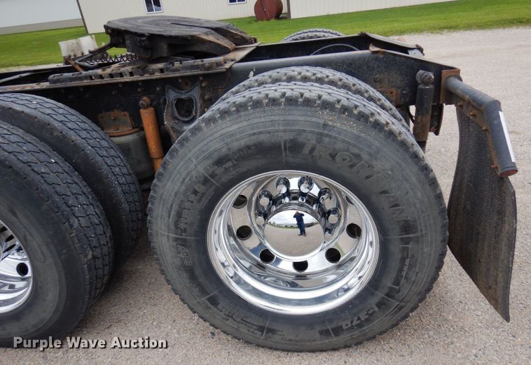 image for item MF9608 2001 International 9200i  semi truck