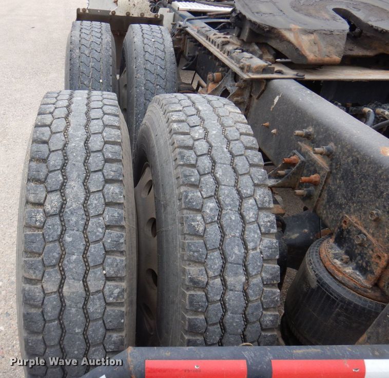 image for item MF9608 2001 International 9200i  semi truck