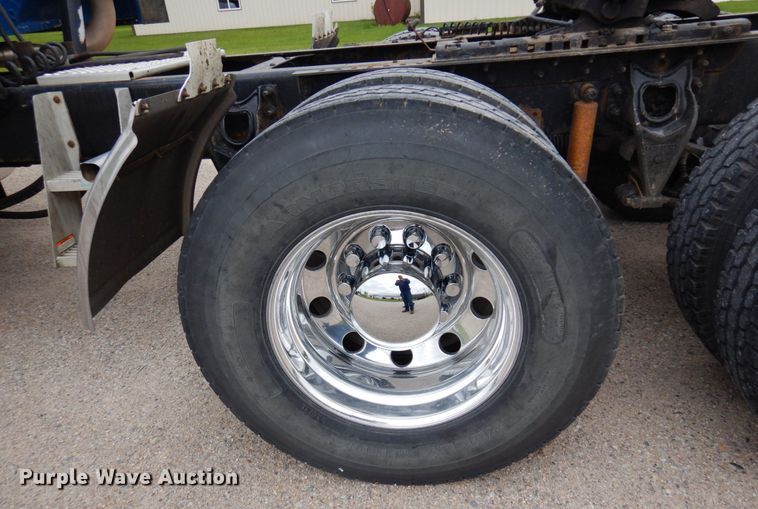 image for item MF9608 2001 International 9200i  semi truck