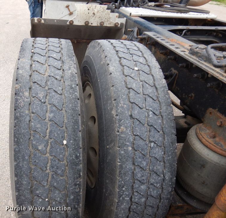 image for item MF9608 2001 International 9200i  semi truck