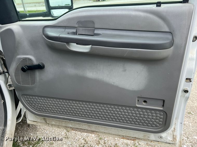 image for item DL4272 2000 Ford F550 Super Duty XL  flatbed truck