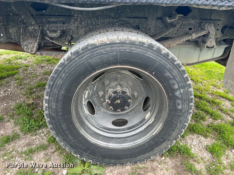 image for item DL4272 2000 Ford F550 Super Duty XL  flatbed truck