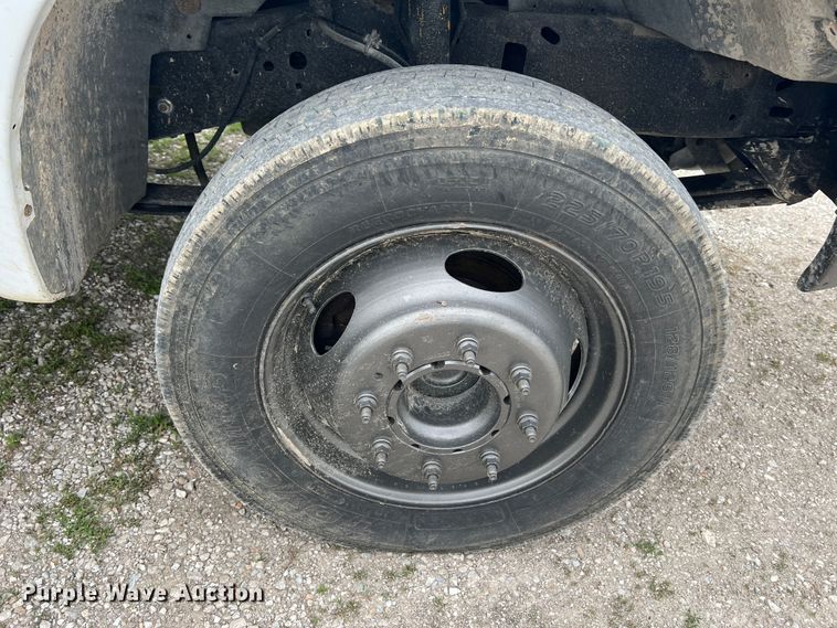 image for item DL4272 2000 Ford F550 Super Duty XL  flatbed truck