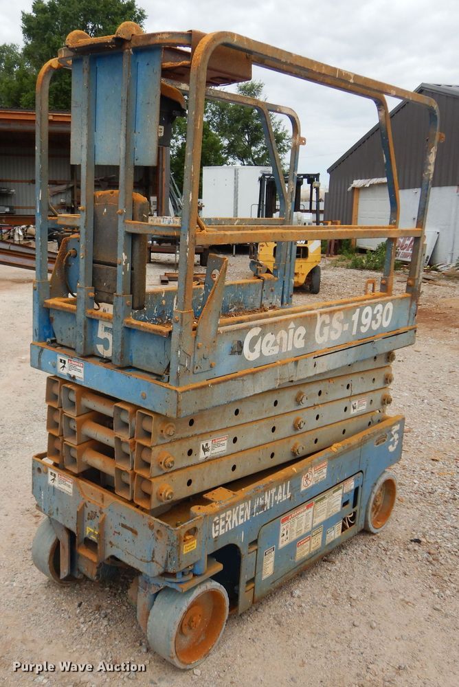 image for item DN0350 2005 Genie GS-1930  scissor lift