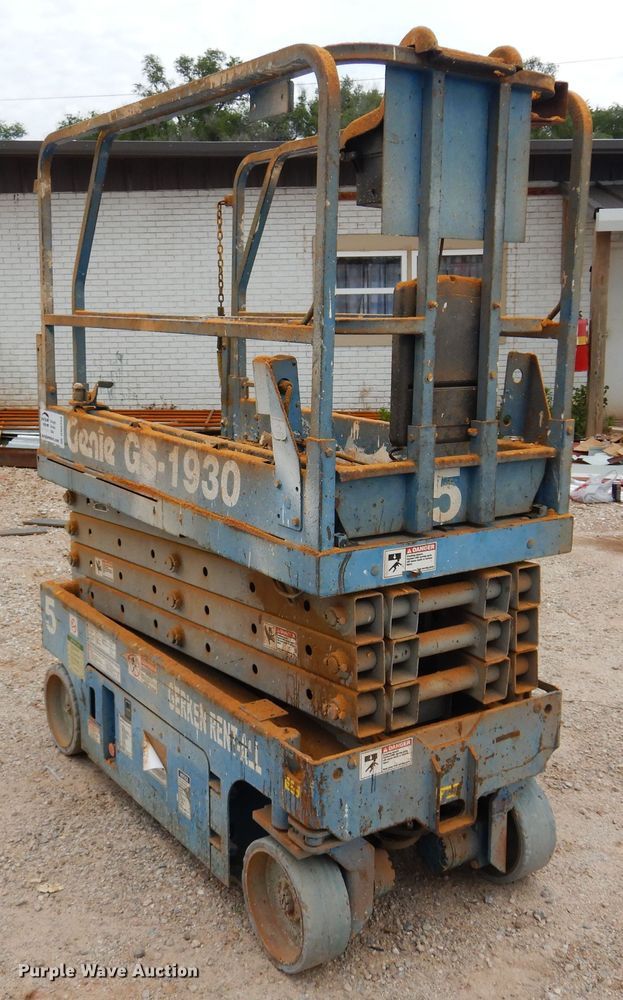 image for item DN0350 2005 Genie GS-1930  scissor lift