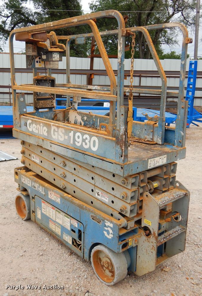 image for item DN0350 2005 Genie GS-1930  scissor lift