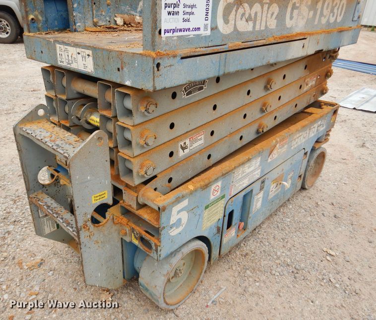 image for item DN0350 2005 Genie GS-1930  scissor lift